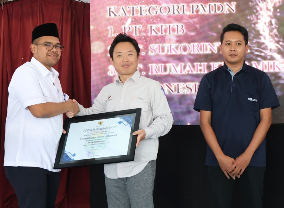 Chief Operating Officer PT Bhimasena Power Indonesia, Naofumi Yasuda, menerima penghargaan sebagai perusahaan paling tertib dan patuh dalam melaporkan investasi yang diserahkan oleh Bupati Batang M Faiz Kurniawan saat peluncuran platform digital investasi BATANG INVESTA, Selasa (28/7/26). Foto : Istimewa