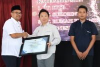Chief Operating Officer PT Bhimasena Power Indonesia, Naofumi Yasuda, menerima penghargaan sebagai perusahaan paling tertib dan patuh dalam melaporkan investasi yang diserahkan oleh Bupati Batang M Faiz Kurniawan saat peluncuran platform digital investasi BATANG INVESTA, Selasa (28/7/26). Foto : Istimewa