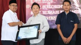 Chief Operating Officer PT Bhimasena Power Indonesia, Naofumi Yasuda, menerima penghargaan sebagai perusahaan paling tertib dan patuh dalam melaporkan investasi yang diserahkan oleh Bupati Batang M Faiz Kurniawan saat peluncuran platform digital investasi BATANG INVESTA, Selasa (28/7/26). Foto : Istimewa