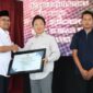 Chief Operating Officer PT Bhimasena Power Indonesia, Naofumi Yasuda, menerima penghargaan sebagai perusahaan paling tertib dan patuh dalam melaporkan investasi yang diserahkan oleh Bupati Batang M Faiz Kurniawan saat peluncuran platform digital investasi BATANG INVESTA, Selasa (28/7/26). Foto : Istimewa