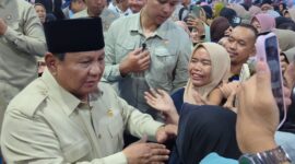 Presiden RI Prabowo Subianto mendapat sambutan meriah dari peserta akad massal KPR subsidi di Kabupaten Batang, Kamis (30/7/26).