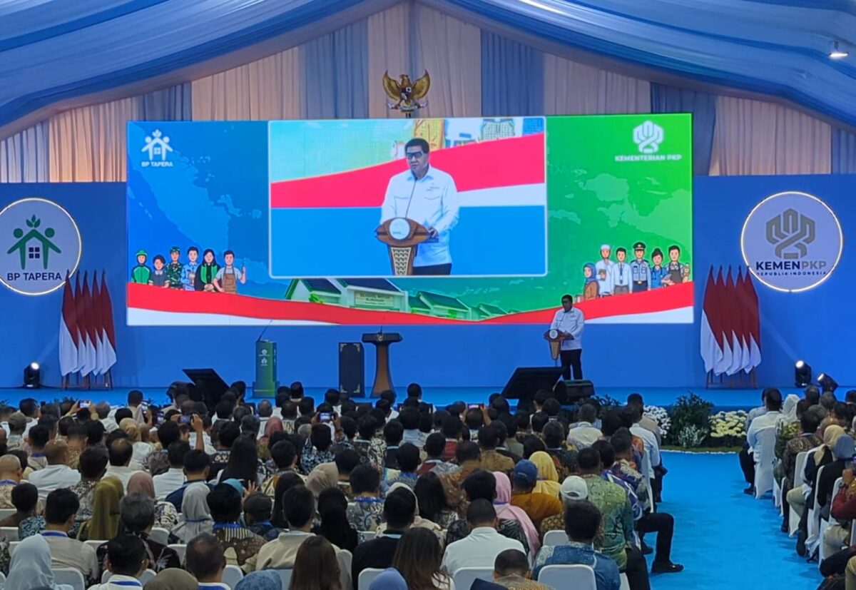 Menteri PKP Maruarar Sirait memanfaatkan momen laporan ke presiden di acara akad massal KPR di Kabupaten Batang dengan melempar guyonan kepada Kapolri dan Jaksa Agung yang langsung disambut tawa seluruh yang hadir, Kamis (30/7/26).
