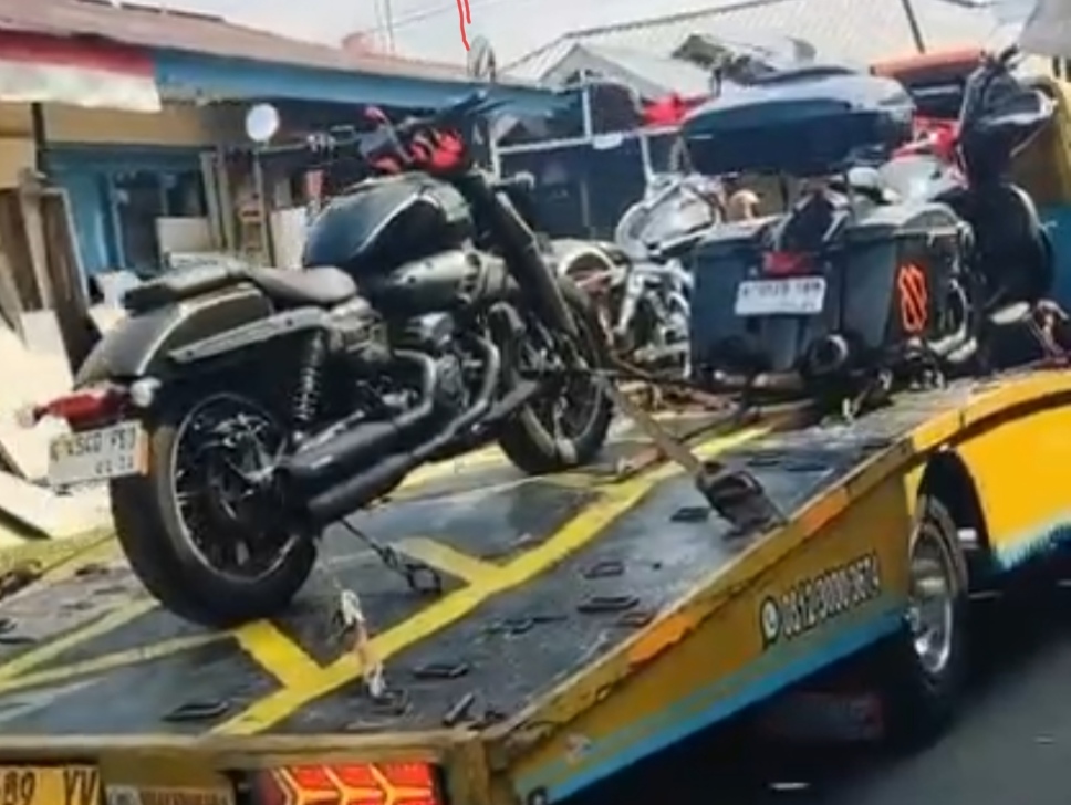 Penampakan tiga motor mewah yang diangkut KPK menggunakan mobil towing disita dari rumah orang dekat Bupati Pemalang, Jumat (31/7/26). Foto : Istimewa