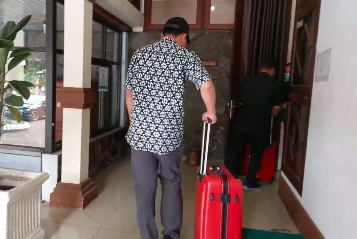 Tim Penyidik KPK menggeledah Rumah Dinas sekaligus Kantor Bupati Pemalang selama tujuh jam lebih mulai pukul 13.15 hingga 20.15 WIB, Jumat (31/7/26).