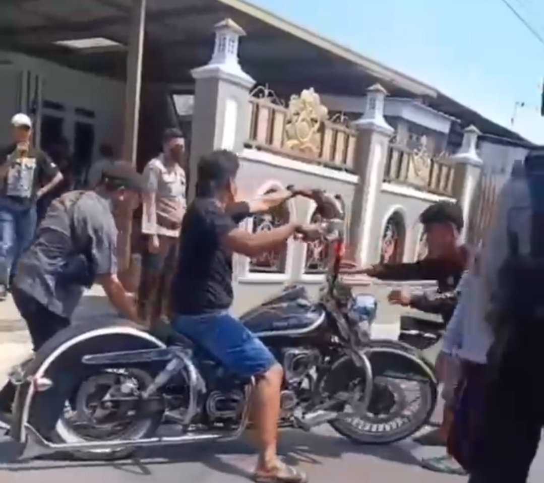 Salah satu motor mewah Harley Davidson yang dikeluarkan dari garasi kediaman Gus Haris yang sedang digeledah KPK, Jumat (31/7/26). Foto : Istimewa