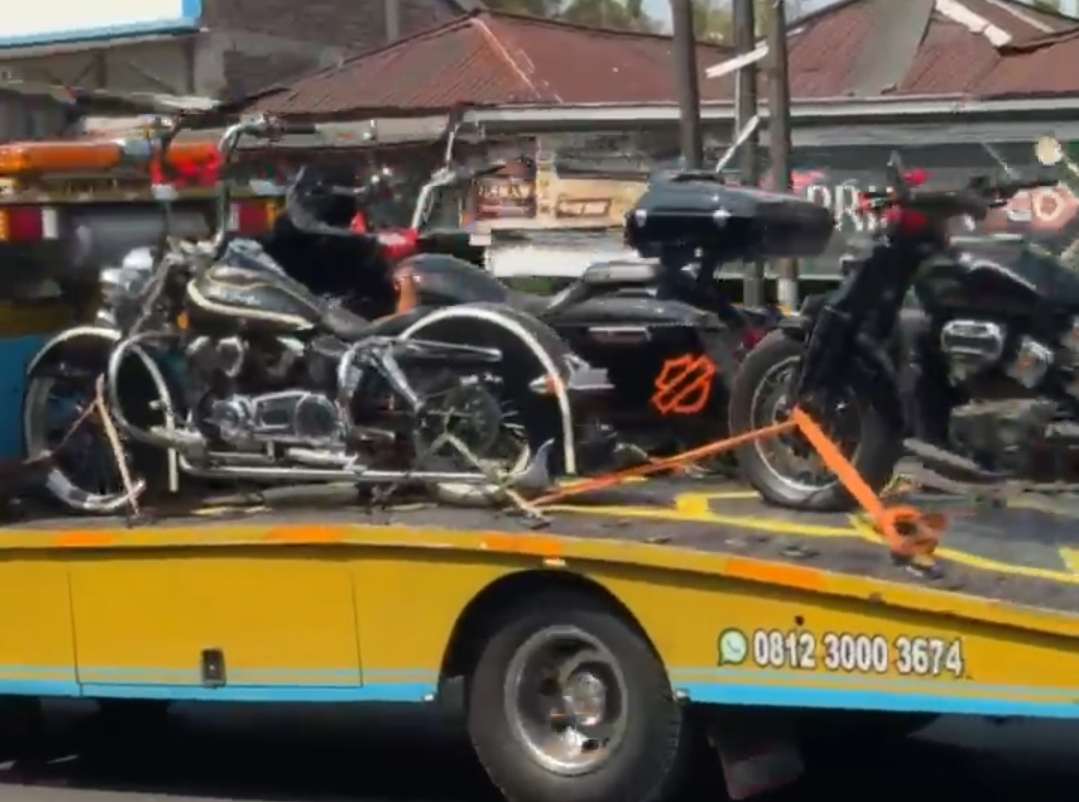 Tiga motor mewah dari jenis Harley Davidson milik orang dekat Bupati Pemalang disita KPK dari garasi kediaman Gus Haris saat dilakukan penggeledahan, Jumat (31/7/26). Foto : Istimewa.