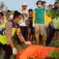Proses evakuasi jenasah lansia yang ditemukan di kebun dekat area jalan tol Pemalang ternyata sudah dilaporkan hilang selama satu bulan oleh keluarganya, Jumat (31/7/26). Foto : Istimewa