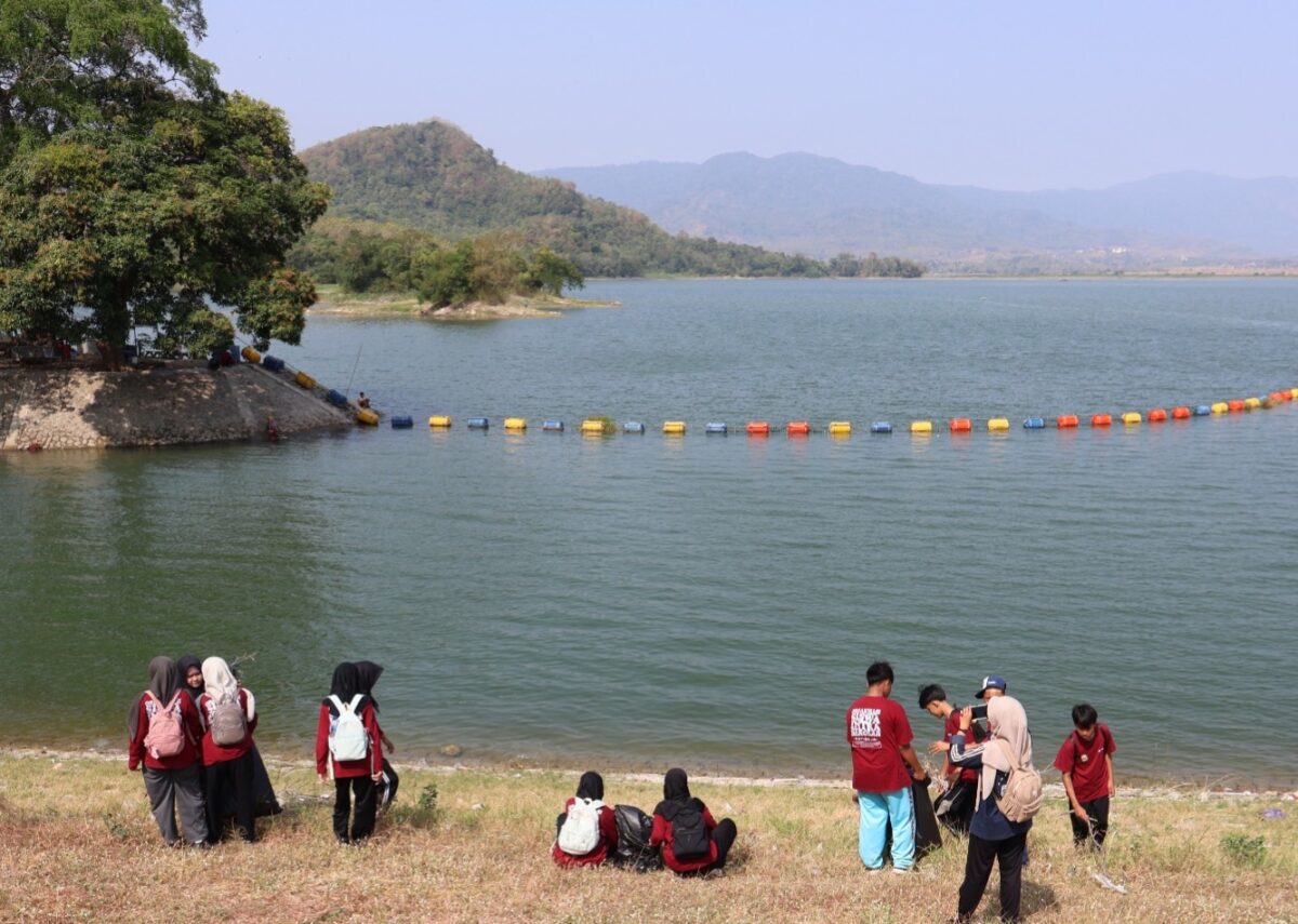 Ratusan pelajar di Kecamatan Banjarhajo beramai-ramai mendatangi Waduk Malahayu dengan membawa peralatan sederhana membersihkan sampah di kawasan wisata tersebut, Sabtu (1/7/26). Foto : Istimewa