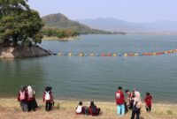 Ratusan pelajar di Kecamatan Banjarhajo beramai-ramai mendatangi Waduk Malahayu dengan membawa peralatan sederhana membersihkan sampah di kawasan wisata tersebut, Sabtu (1/7/26). Foto : Istimewa