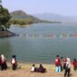 Ratusan pelajar di Kecamatan Banjarhajo beramai-ramai mendatangi Waduk Malahayu dengan membawa peralatan sederhana membersihkan sampah di kawasan wisata tersebut, Sabtu (1/7/26). Foto : Istimewa