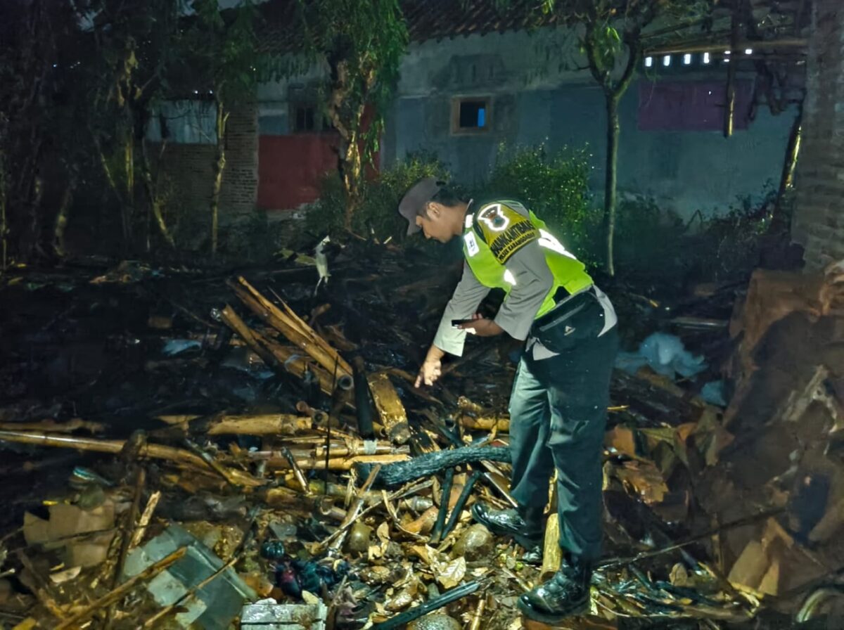 Anggota Polsek Karangdadap menunjukkan tungku dapur yang diduga sebagai penyebab kebakaran, Jum'at (31/7/26). Foto : Istimewa