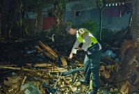 Anggota Polsek Karangdadap menunjukkan tungku dapur yang diduga sebagai penyebab kebakaran, Jum'at (31/7/26). Foto : Istimewa