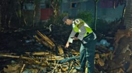 Anggota Polsek Karangdadap menunjukkan tungku dapur yang diduga sebagai penyebab kebakaran, Jum'at (31/7/26). Foto : Istimewa