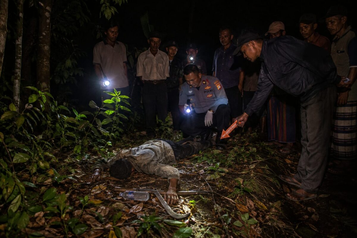 Jasad Munajat (79) warga Desa Tajur ditemukan tertelungkup di hutan masuk wilayah KPH Pekalongan Timur, Sabtu (1/8/26) petang.