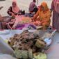 Pecel Bu Murni yang berlokasi di bawah pohon beringin sisi selatan Alun-alun Kota Pekalongan tak pernah sepi dari pelanggan seperti yang terlihat, Minggu (2/8/26).