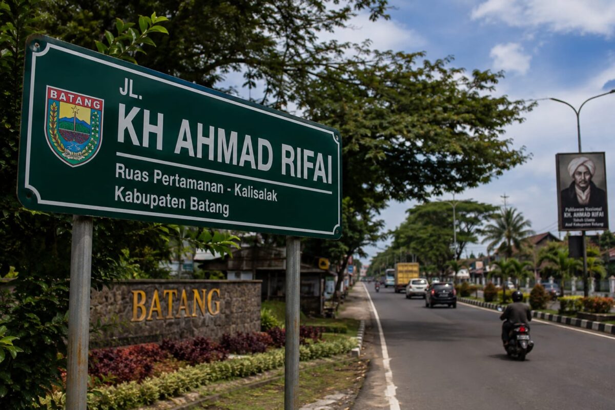 Pemerintah Kabupaten Batang resmi mengganti nama ruas Jalan Pertamanan-Kalisalak menjadi Jalan KH Ahmad Rifa'i sebagai penghormatan sekaligus penghargaan kepada tokoh besar pahlawan nasional asal Batang, Minggu (2/8/26). Foto : Ilustrasi AI