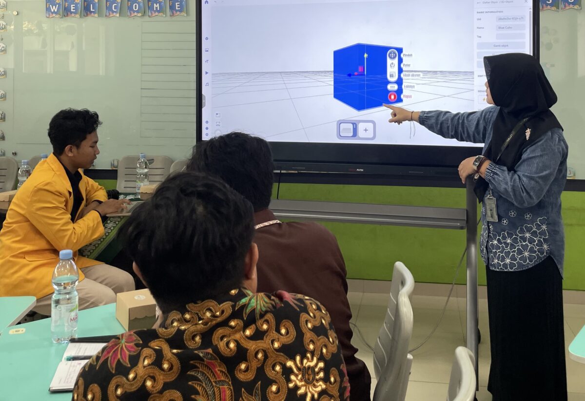 Guru di Kudus mengubah cara belajar matematika anak melalui teknologi Augmented Reality (AR) di mana bentuk-bentuk geometri dapat muncul sebagai objek tiga dimensi yang bisa diamati siswa menggunakan perangkat digital, Sabtu (1/8/26). Foto : Istimewa