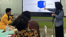 Guru di Kudus mengubah cara belajar matematika anak melalui teknologi Augmented Reality (AR) di mana bentuk-bentuk geometri dapat muncul sebagai objek tiga dimensi yang bisa diamati siswa menggunakan perangkat digital, Sabtu (1/8/26). Foto : Istimewa