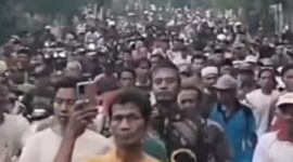 Lautan pelayat tampak memenuhi Jalan Provinsi di Kecamatan Bantarbolang mengantarkan jenazah Kades Pegiringan, Sukandar ke tempat peristirahatan terakhir sebagai penghormatan, Jumat (31/7/26). Foto : Istimewa