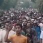 Lautan pelayat tampak memenuhi Jalan Provinsi di Kecamatan Bantarbolang mengantarkan jenazah Kades Pegiringan, Sukandar ke tempat peristirahatan terakhir sebagai penghormatan, Jumat (31/7/26). Foto : Istimewa