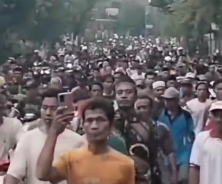 Lautan pelayat tampak memenuhi Jalan Provinsi di Kecamatan Bantarbolang mengantarkan jenazah Kades Pegiringan, Sukandar ke tempat peristirahatan terakhir sebagai penghormatan, Jumat (31/7/26). Foto : Istimewa