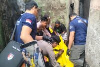 Proses evakuasi jenazah korban kebakaran yang diduga terpicu oleh puntung rokok, Minggu (2/8/26). Foto : Istimewa