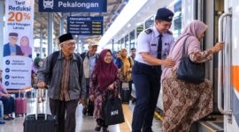 Jumlah lansia yang memanfaatkan transportasi publik khususnya moda kereta api di Stasiun Pekalongan meningkat atau sebanyak 16.328 penumpang di periode Januari-Juni 2026 seperti data yang diungkap KAI, Senin (3/8/27). Foto : Ilustrasi AI
