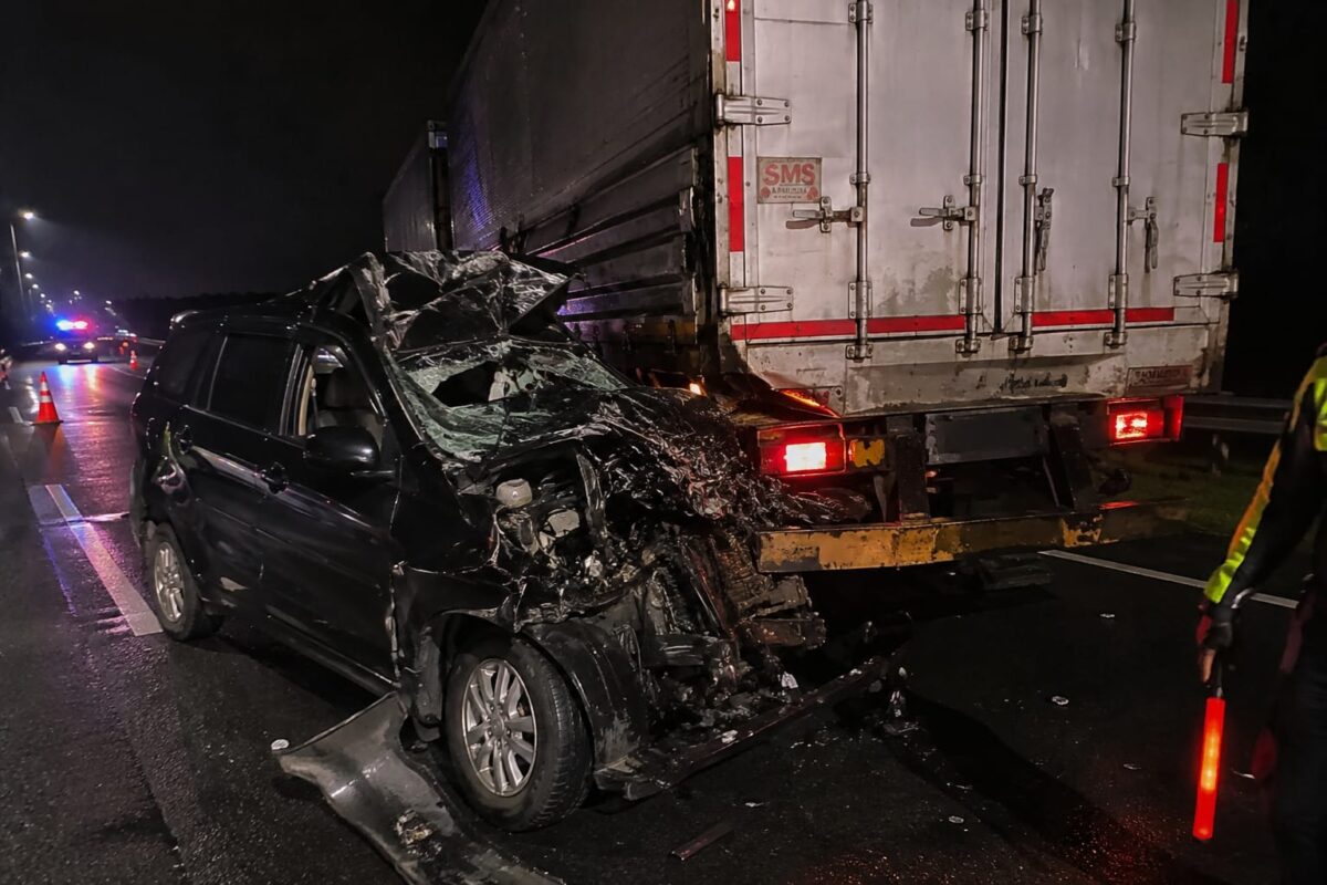 Kecelakaan di To Pemalang KM 319+200 antara Toyota Avanza dan Truk yang sampai saat ini masih misterius terjadi, Minggu (3/8/26). Foto : Ilustrasi AI