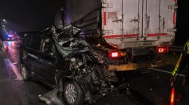 Kecelakaan di To Pemalang KM 319+200 antara Toyota Avanza dan Truk yang sampai saat ini masih misterius terjadi, Minggu (3/8/26). Foto : Ilustrasi AI