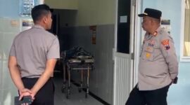 Polisi berjaga di pintu masuk menuju ruang autopsi dugaan kasus perundungan yang dilaporkan meninggal dunia, Senin (3/8/26). Foto : Istimewa