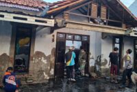 Sebuah rumah milik warga Desa Siwuluh, Kecamatan Bulakamba hangus terbakar yang diduga disebabkan oleh bara obat nyamuk bakar, Senin (3/8/26). Foto : Istimewa
