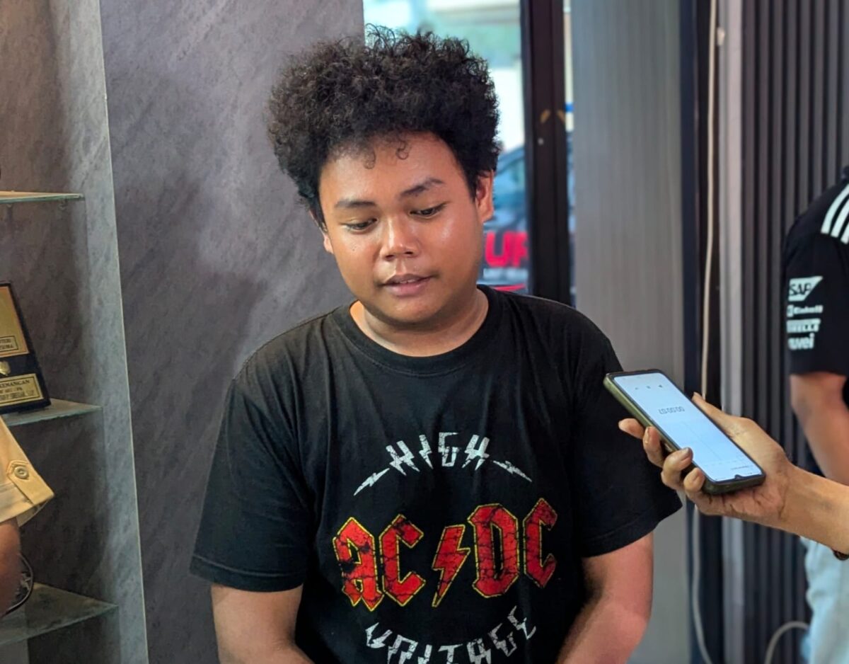 Bayu Wibowo (19) saat dicegat wartawan di Lobi Mapolres Pekalongan usia pemeriksaan dugaan penyebaran hoaks, Senin (3/8/26).
