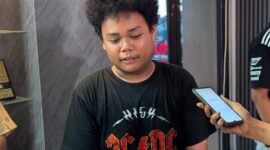 Bayu Wibowo (19) saat dicegat wartawan di Lobi Mapolres Pekalongan usia pemeriksaan dugaan penyebaran hoaks, Senin (3/8/26).