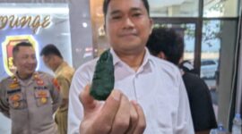 Polisi memperlihatkan benda mirip potongan ibu jari terbuat dari wortel yang diukir lalu diwarnai oleh pelaku agar mirip aslinya sebagai bahan konten hoaks, Senin (30/7/26).