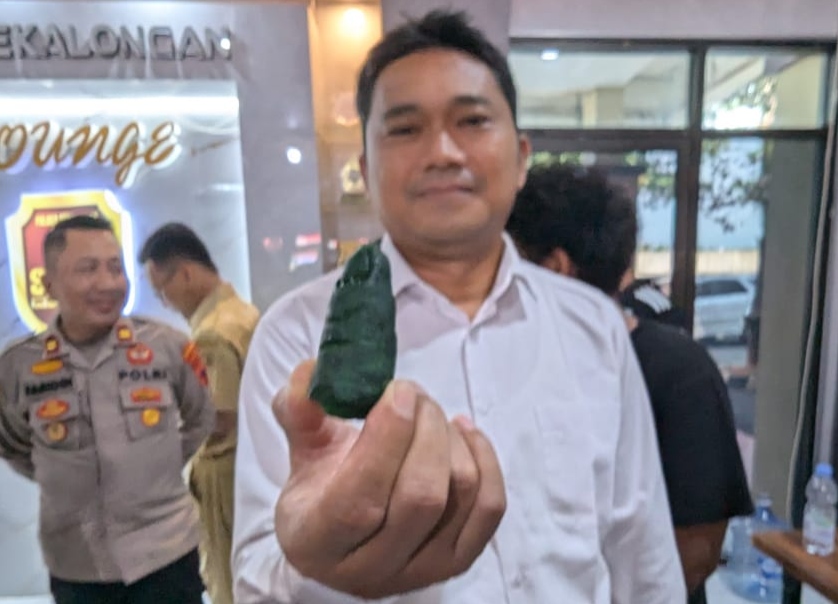 Polisi memperlihatkan benda mirip potongan ibu jari terbuat dari wortel yang diukir lalu diwarnai oleh pelaku agar mirip aslinya sebagai bahan konten hoaks, Senin (30/7/26).
