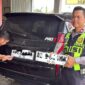 Polisi memperlihatkan plat nomor tidak pantas dan meminta pengemudi Pajero yang viral di media sosial itu untuk mengganti nopol yang sudah menjadi sorotan masyarakat tersebut, Senin (3/8/26) sore. Foto : Istimewa