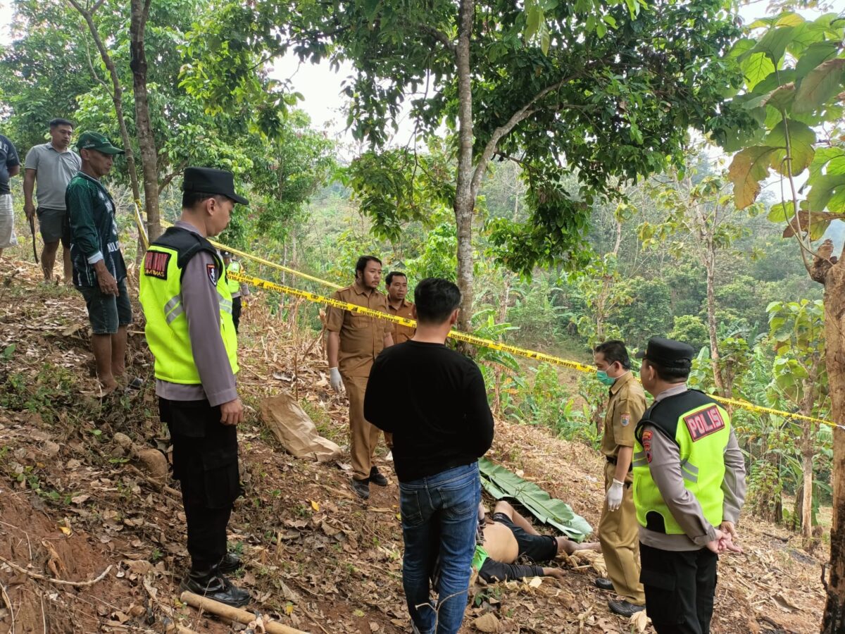 Polisi memasang garis kuning di area temuan mayat laki-laki yang tergeletak di kawasan hutan jati Kecamatan Tersono, Selasa (4/8/26). Foto : Istimewa