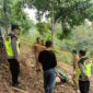 Polisi memasang garis kuning di area temuan mayat laki-laki yang tergeletak di kawasan hutan jati Kecamatan Tersono, Selasa (4/8/26). Foto : Istimewa