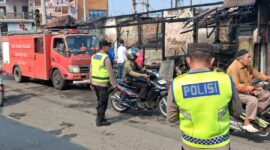 Dua warung di Desa Margasari ludes terbakar oleh api yang menyambar dari sebuah botol pertalit eceran yang pecah,  Selasa (4/8/26). Foto : Istimewa
