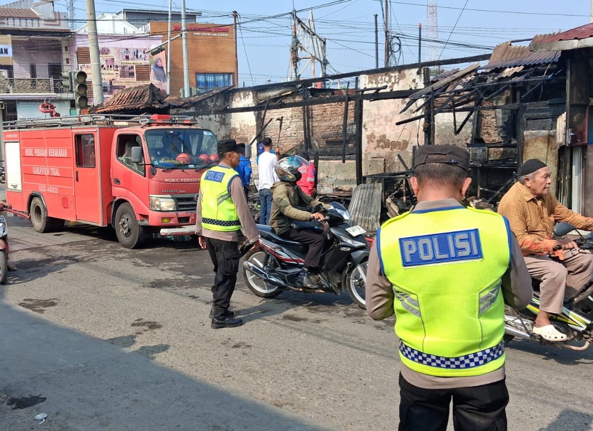 Dua warung di Desa Margasari ludes terbakar oleh api yang menyambar dari sebuah botol pertalit eceran yang pecah, Selasa (4/8/26). Foto : Istimewa