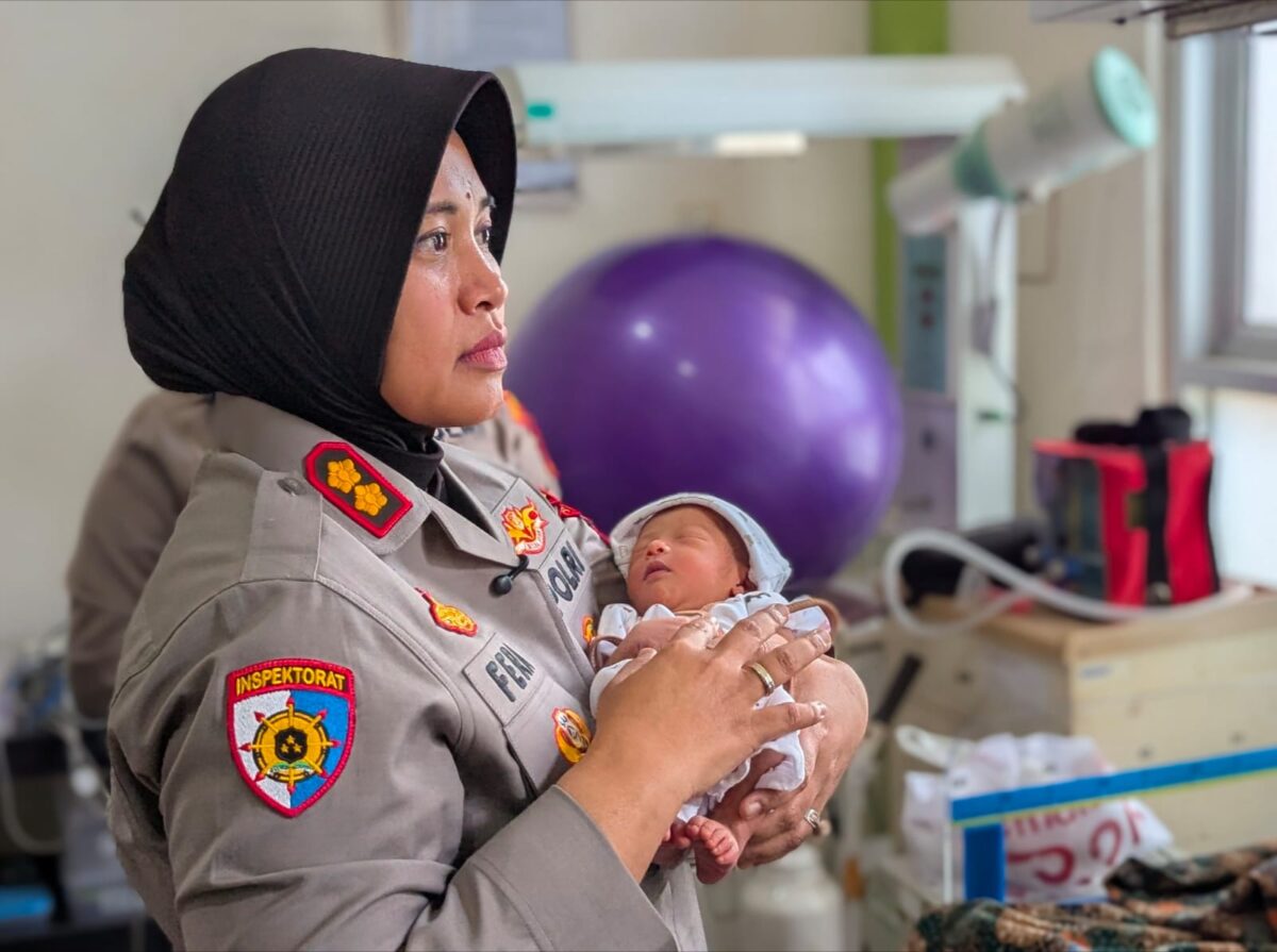 Bayi dalam gendongan Kapolres Pekalongan AKBP Dies Ferra Ningtias yang ditemukan di semak dekat Terminal kini jadi rebutan warga yang ingin mengadopsi, Sekretaris Dinsos Nur Agustin telah mengingatkan agar calon orang tua sebaiknya mengikuti prosedur yang ada di Kemensos, Selasa (4/8/26).