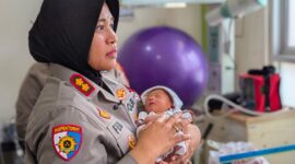 Bayi dalam gendongan Kapolres Pekalongan AKBP Dies Ferra Ningtias yang ditemukan di semak dekat Terminal kini jadi rebutan warga yang ingin mengadopsi, Sekretaris Dinsos Nur Agustin telah mengingatkan agar calon orang tua sebaiknya mengikuti prosedur yang ada di Kemensos, Selasa (4/8/26).