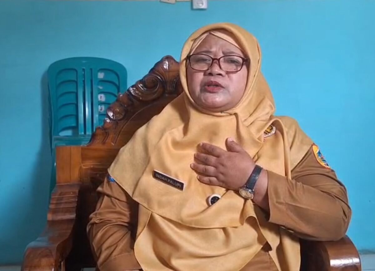 Kepala Sekolah SMP N 4 Randudongkal Indah Palupi memberikan penjelasan terkait adanya perselisihan antar siswa kepada wartawan, Selasa (4/8/2026).