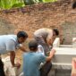 Proses pembuatan insinerator oleh mahasiswa KKNT Inovasi IPB untuk mengatasi persoalan sampah di Desa Tanjungsari, Rabu (5/8/26). Foto : Dok Mahasiswa