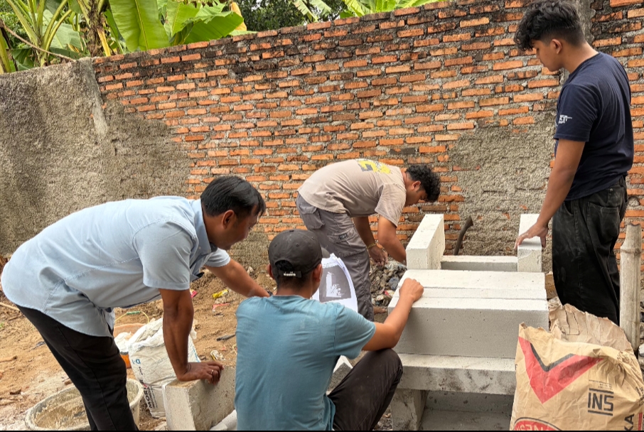 Proses pembuatan insinerator oleh mahasiswa KKNT Inovasi IPB untuk mengatasi persoalan sampah di Desa Tanjungsari, Rabu (5/8/26). Foto : Dok Mahasiswa