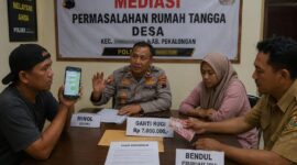 Pak Kompol dengan bijak memberikan ruang penyelesaian antara kedua belah pihak dengan bijak, kedua belah pihak demi kondusifitas wilayah rumah tangga masing-masing sepakat gencatan senjata alias tidak melanjutkan pertempuran akan tetapi salah satunya bersedia memberikan kompensasi di tempat, Selasa (4/8/26). Foto : Ilustrasi AI