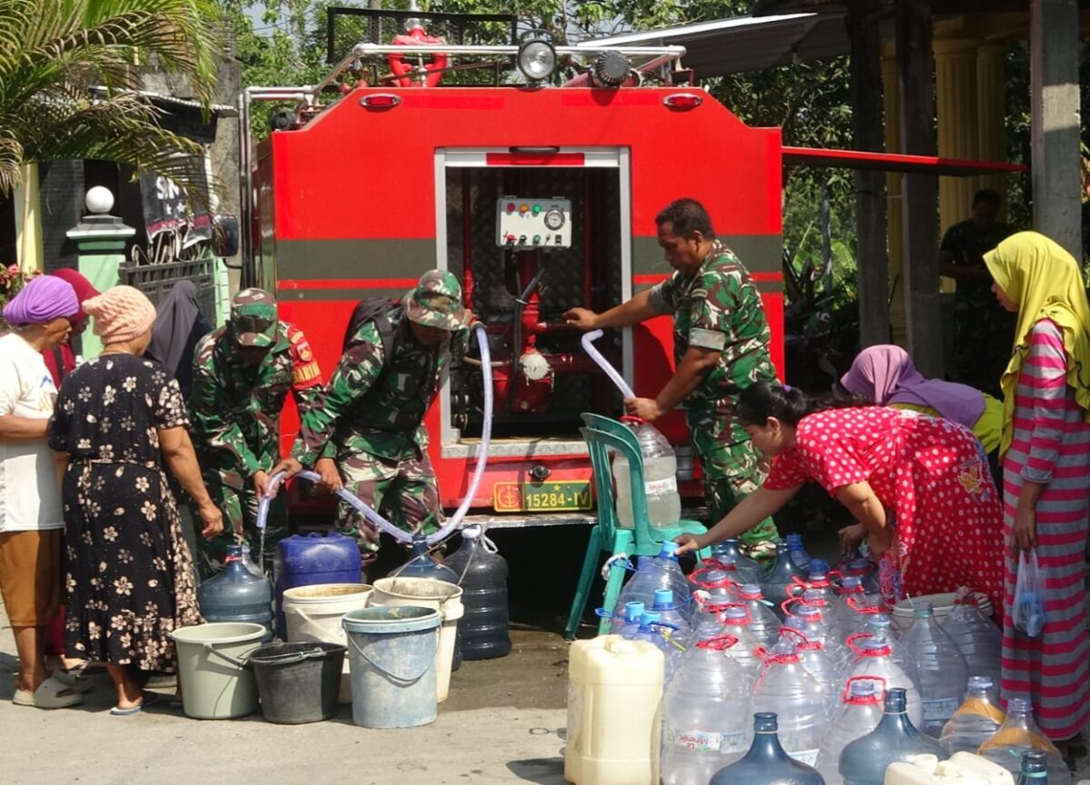 Puluhan warga mengantre distribusi air bersih dari Koramil Sragi, Rabu (5/8/26). Foto : Istimea