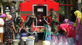 Puluhan warga mengantre distribusi air bersih dari Koramil Sragi, Rabu (5/8/26). Foto : Istimea