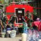 Puluhan warga mengantre distribusi air bersih dari Koramil Sragi, Rabu (5/8/26). Foto : Istimea