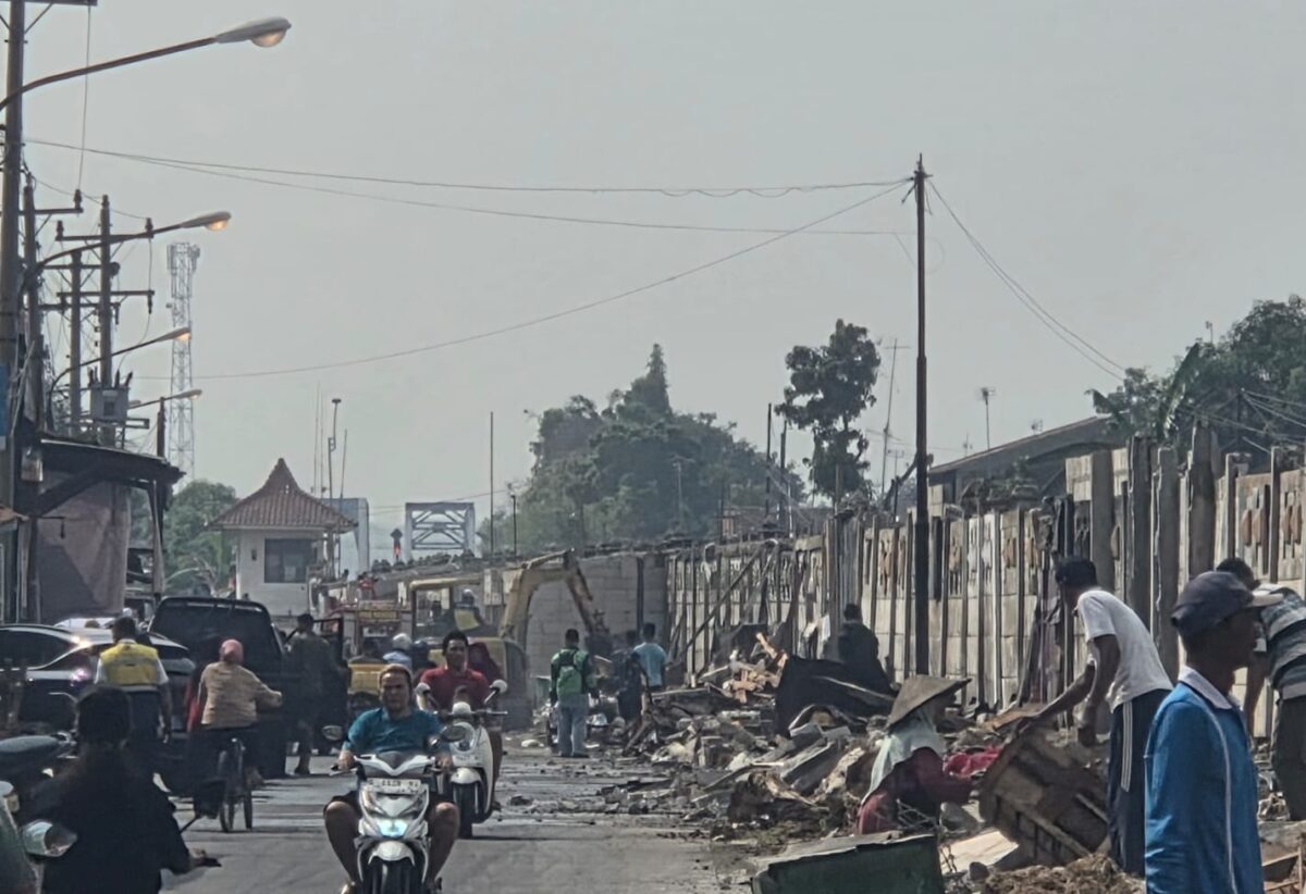 Puluhan lapak dan kios di Jalan Pattimura Kabupaten Batang dibongkar untuk memulihkan drainase serta ruang hijau, Rabu (5/8/26). Foto : Istimewa